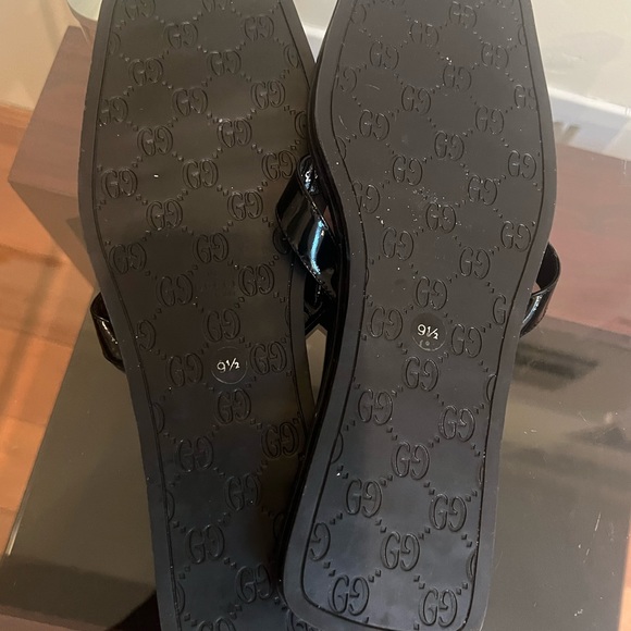 Authentic Gucci slide in almost New Condition. Worn 1X. This is UNISEX..Size 9.5 - Picture 9 of 12